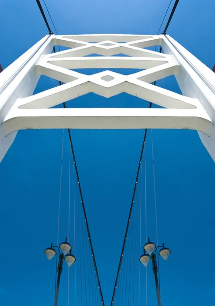 Vita bron constructure under blå himmel — Stockfoto