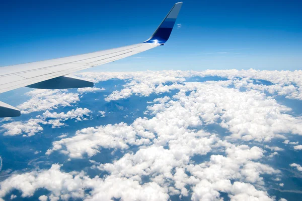 Самолет летит над землей — стоковое фото