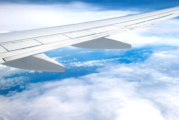Avião voa acima da nuvem — Fotografia de Stock