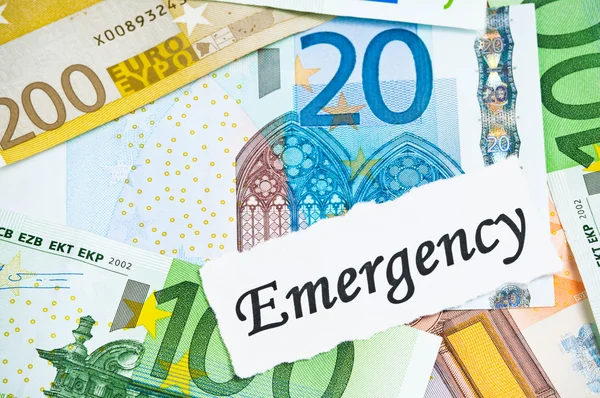 Emergencia sobre el concepto financiero con billetes en euros — Foto de Stock