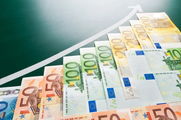 Banconote in euro e frecce in crescita — Foto Stock