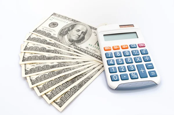 Американские сотни долларов и калькулятор — стоковое фото