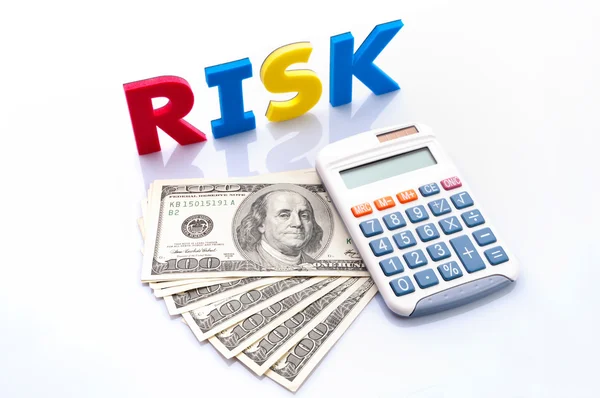 Parole di rischio, banconote americane e calcolatrice — Foto Stock