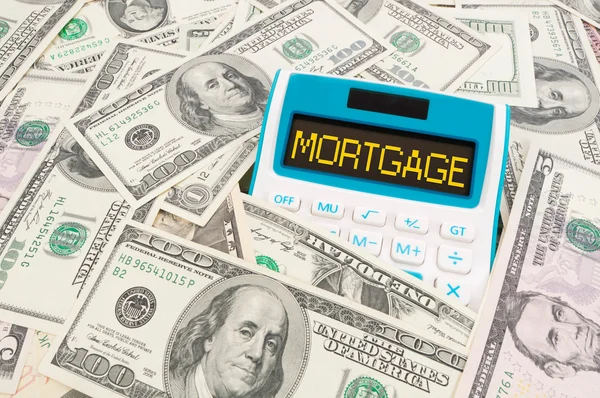 Słowo kredyt hipoteczny na calulator z zauważa amerykański — Zdjęcie stockowe