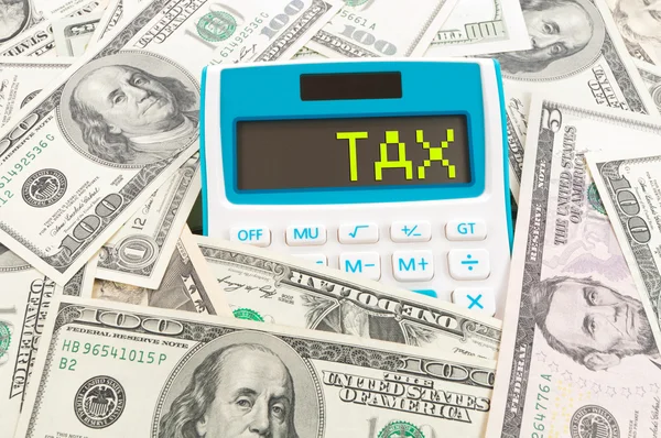 Налоговая концепция, слово о калькуляторе с американскими нотами — стоковое фото