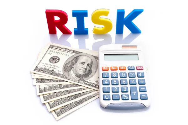 Palabras de riesgo, billetes americanos y calculadora — Foto de Stock
