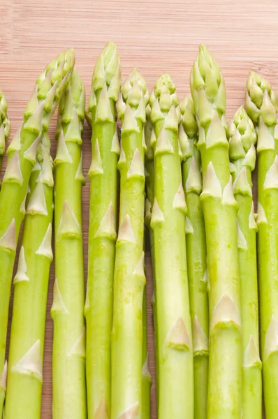 Asparagus bundle on wooden background — Stock Photo, Image