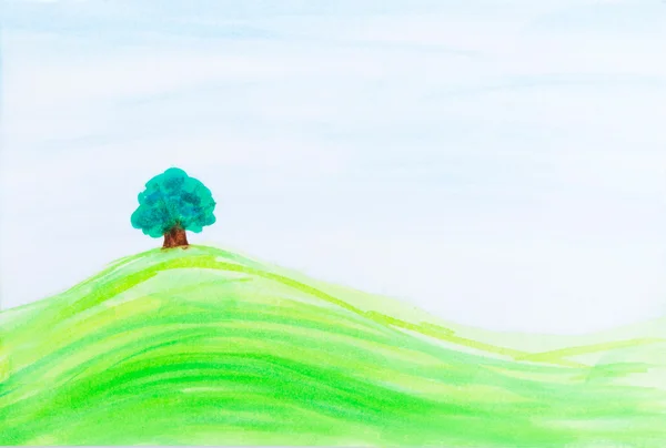 Mavi gökyüzünün altında yeşil tepede tek ağaç. — Stok fotoğraf