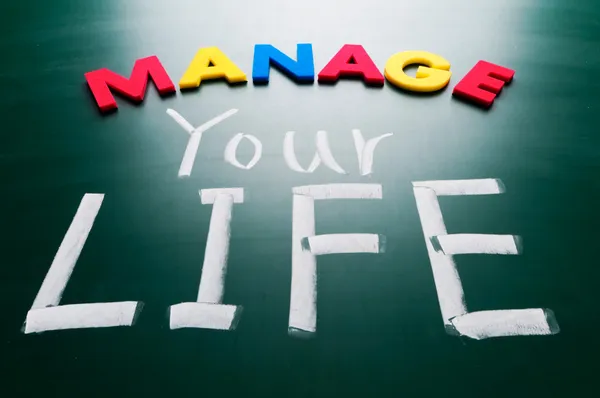 Zarządzać twój życie, pojęciowy wyrazów na tablicy. — Zdjęcie stockowe