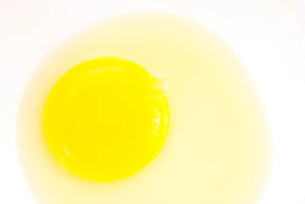 Свежее яйцо в белой миске — стоковое фото