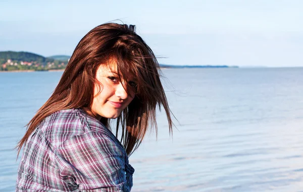Tiener meisje aan het Balatonmeer, Hongarije — Stockfoto