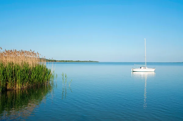 Sailboat on Lake Balaton in summer time — Stock Photo, Image