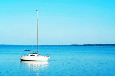 Yaz aylarında balaton Gölü üzerinde yelkenli