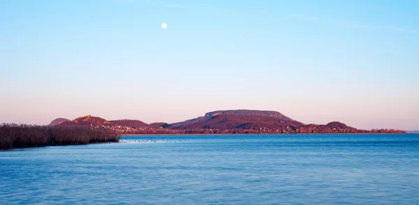 Lago Balaton al atardecer con luna en otoño, Hungría — Foto de Stock