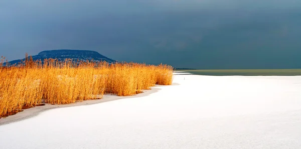 Bouře se blíží u jezera balaton v zimě, Maďarsko — Stock fotografie