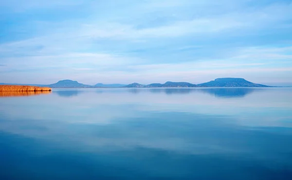Lago Balaton y volcanes extintos al atardecer, Hungría — Foto de Stock