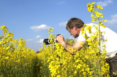 Fotoğrafçı manzara fotoğrafı çekiyor.