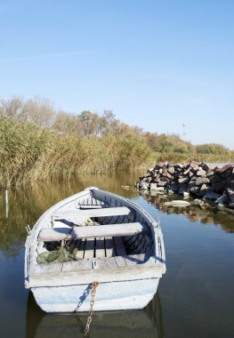 sonbaharda balıkçı teknesi balaton Gölü üzerinde