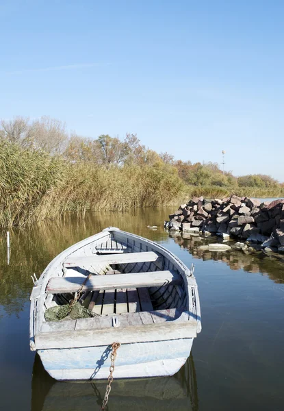 Barco de pesca en el lago Balaton en otoño —  Fotos de Stock