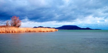 Kış saati at lake balaton, Macaristan'ın bulutlu günde