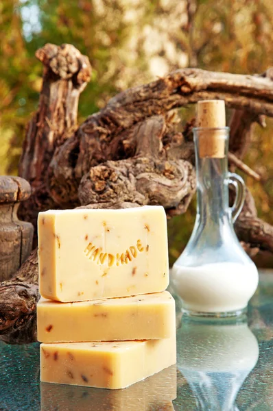 Handgjorda lavender soap Stilleben med mjölk — Stockfoto