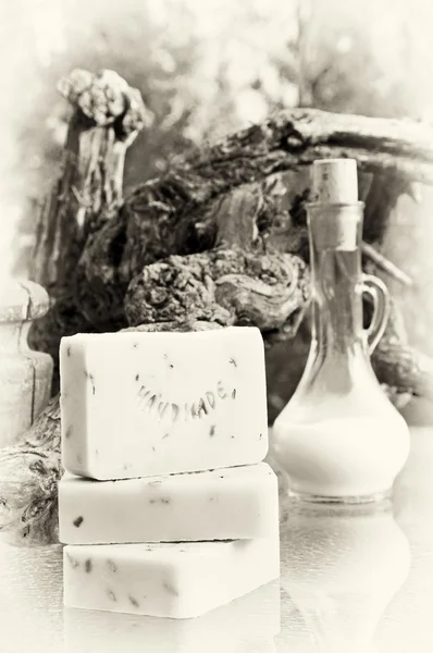 Jabón de lavanda hecho a mano naturaleza muerta con leche en estilo retro — Foto de Stock