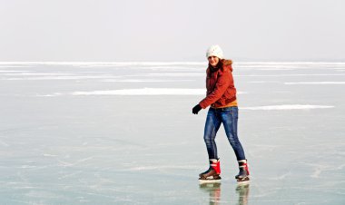 mutlu genç kız donmuş göl balaton, Macaristan buz pateni