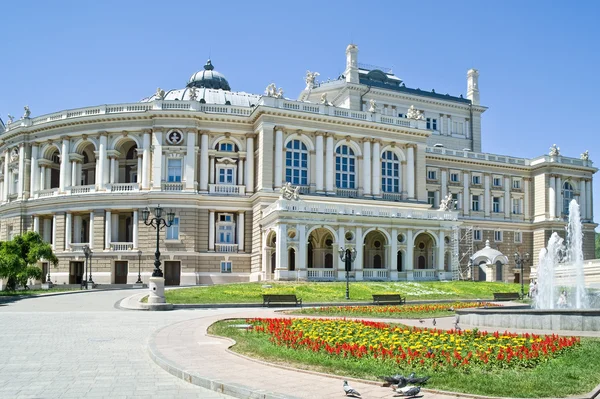 Um teatro de ópera está na cidade Odessa — Fotografia de Stock