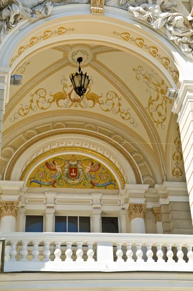 Un teatro de ópera está en la ciudad de Odessa —  Fotos de Stock