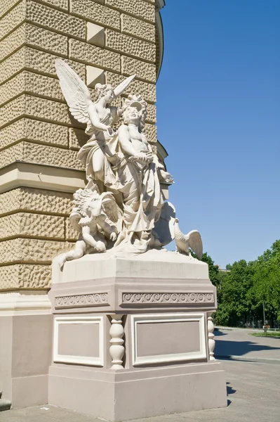 Um teatro de ópera está na cidade de Odessa. Escultura — Fotografia de Stock