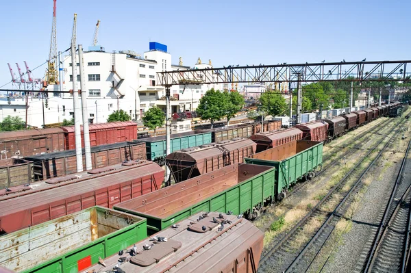 Järnvägen godsvagnar i porten av staden odessa — Stockfoto
