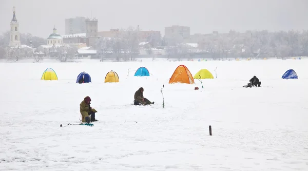 Pescadores sobre hielo —  Fotos de Stock