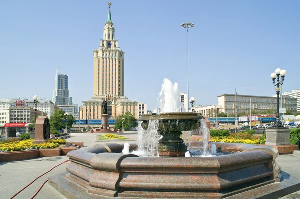 Fontänen på komsomol området i staden Moskva — Stockfoto