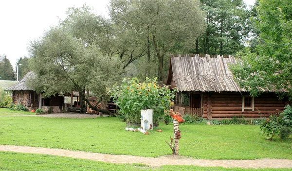 Lantligt hus — Stockfoto