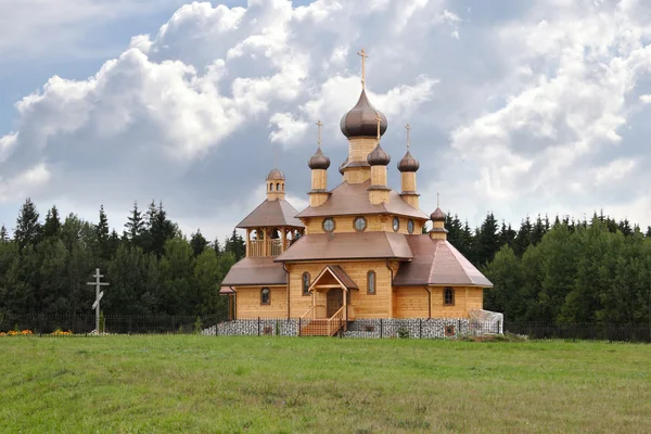 Orman yan kazançlar kilise — Stok fotoğraf