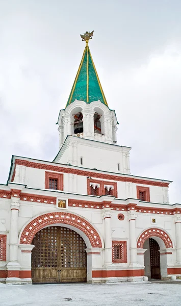 Byn är kolomenskoye, historiska komplex, gate — Stockfoto
