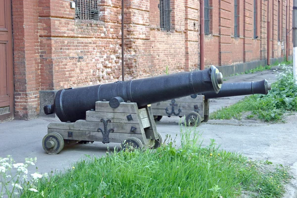 Kanoner på gatan i kronstadt city — Stockfoto