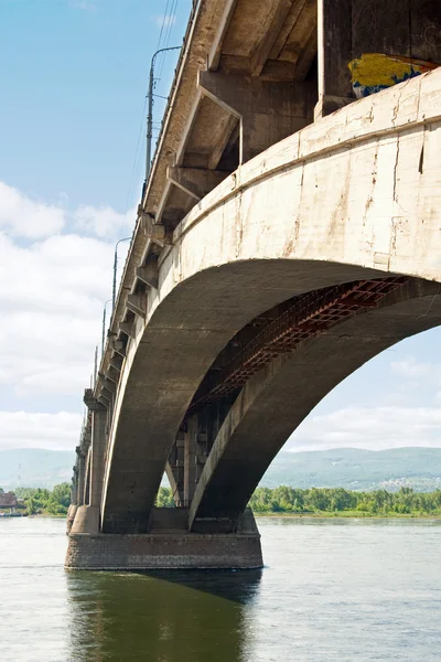 Jembatan di seberang sungai Yenisey — Stok Foto