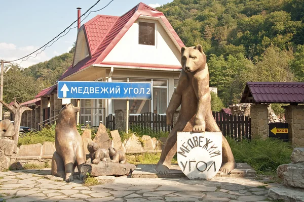 Köşe caucas dağlarda ayı — Stok fotoğraf