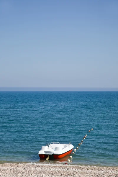 Perahu di tepi laut hitam — Stok Foto