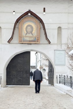 manastırın içine giriş. yay