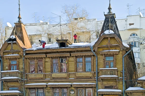 Cleaning up of snow with roofs — Stock Photo, Image