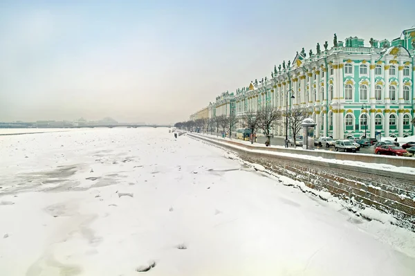 Winterpalast und Newa — Stockfoto