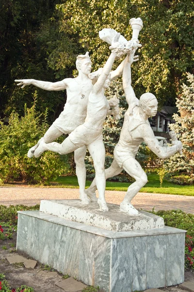 Скульптура советским спортсменам — стоковое фото