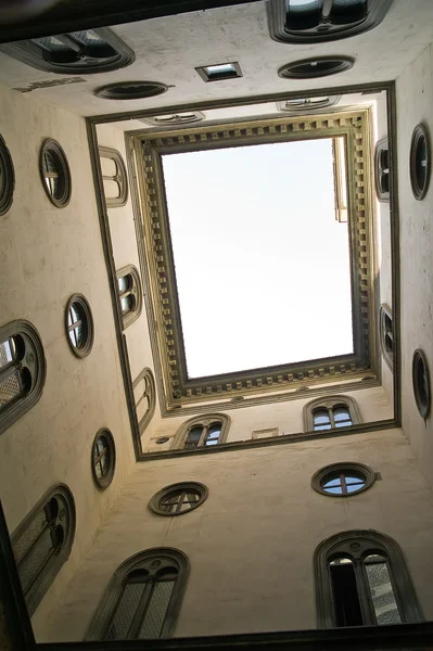 Palazzo Vecchio. Finestra luminosa del cortile — Foto Stock
