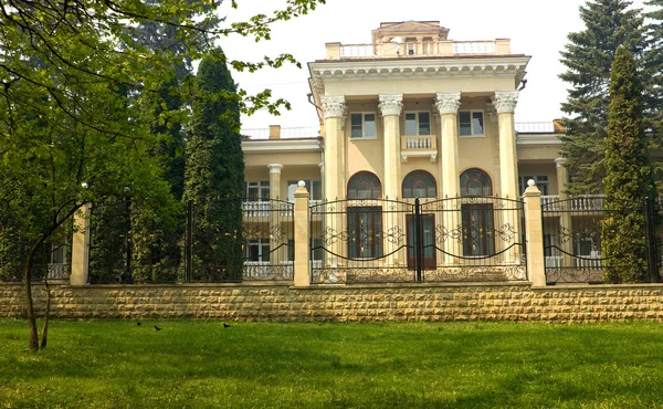 Antiguo sanatorio en Kislovodsk . — Foto de Stock