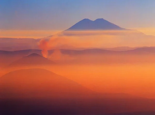 Ηλιοβασίλεμα στα βουνά — Φωτογραφία Αρχείου