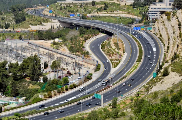 Autoroute avec beaucoup de voitures à Jérusalem, vue sur le dessus — Photo
