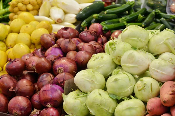 Primo piano di molte verdure colorate — Foto Stock