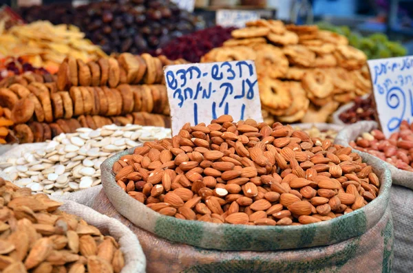 Almendras en bolsa grande y friuts secos en el mercado — Foto de Stock